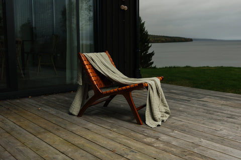 Stora Sage draperad över en stol på en terrass