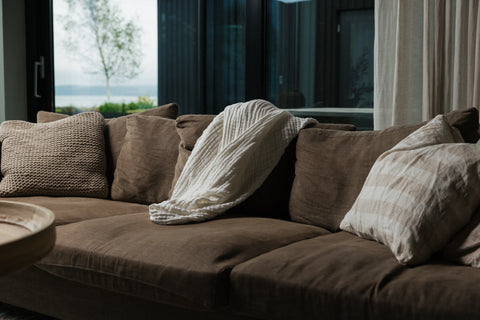 Stora Ivory draperad över ryggstödet på en soffa